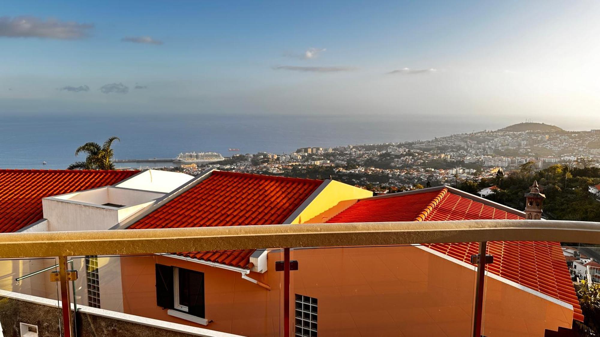 Casa Mollivia - Breath Taking Views Over * Funchal (Madeira)