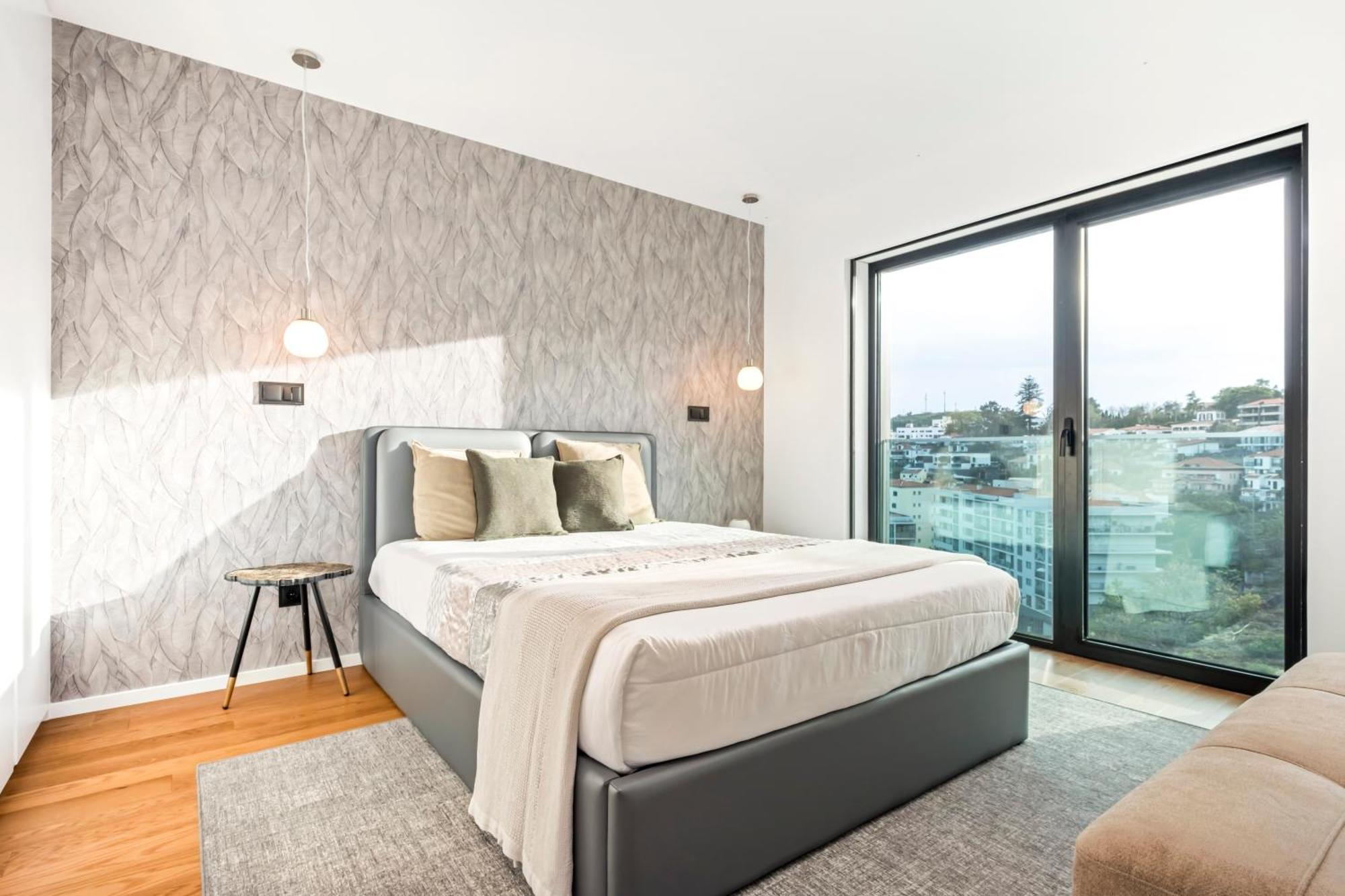 Panoramic Bay And Sea Views - Luxury 3-bed Flat *