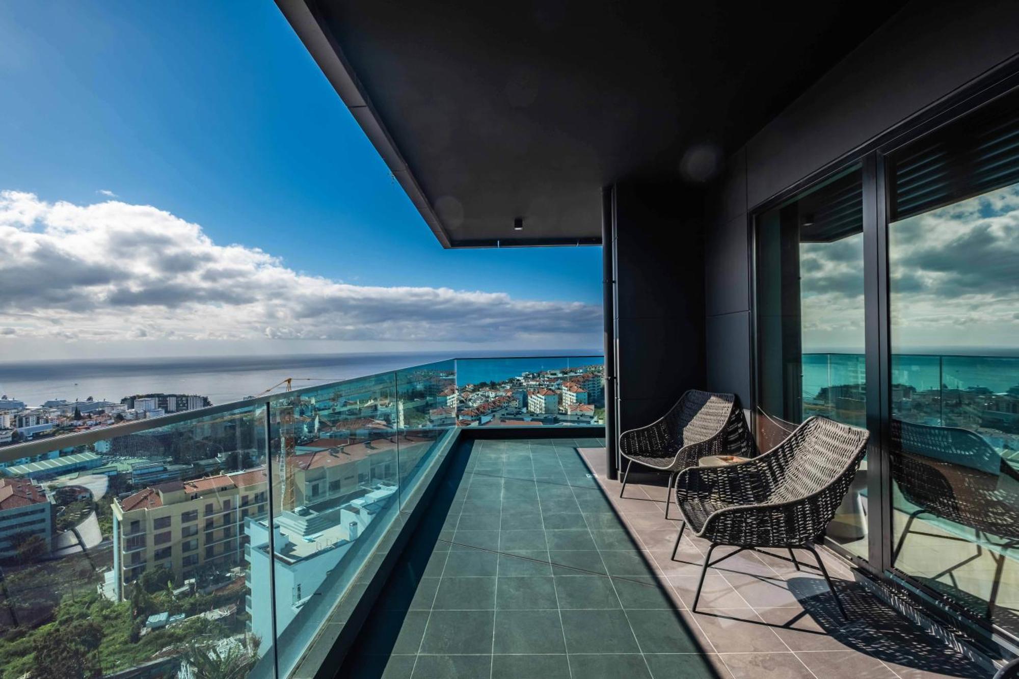 Panoramic Bay And Sea Views - Luxury 3-bed Flat