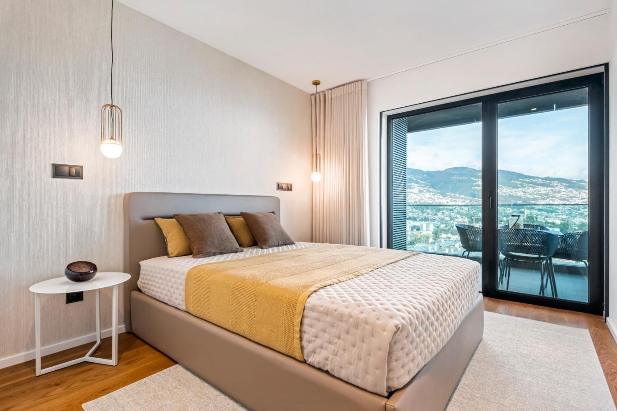 Panoramic Bay And Sea Views - Luxury 3-bed Flat