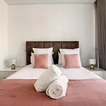 Uptown Apartment By Lovelystay