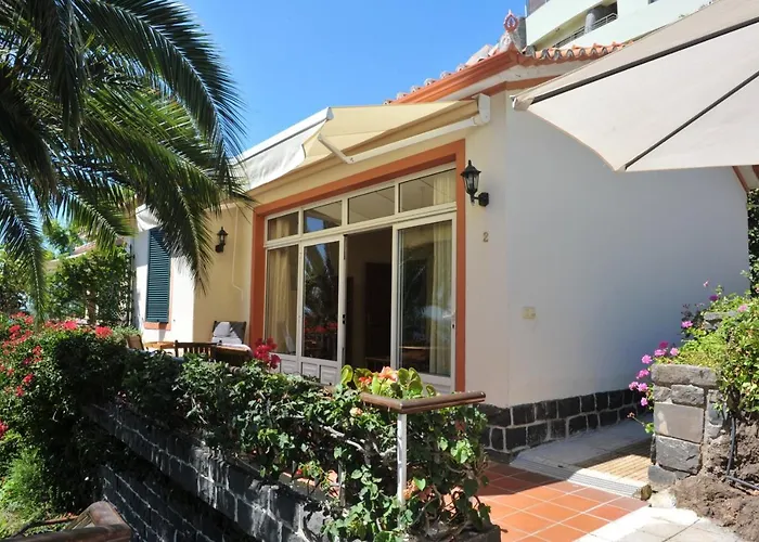 Charming Bungalow In Funchal, Sea View