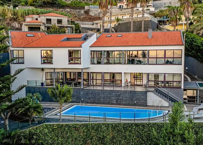 Ample Villa With Pool And Gorgeous Ocean View