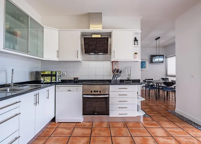 Ample Villa With Pool And Gorgeous Ocean View