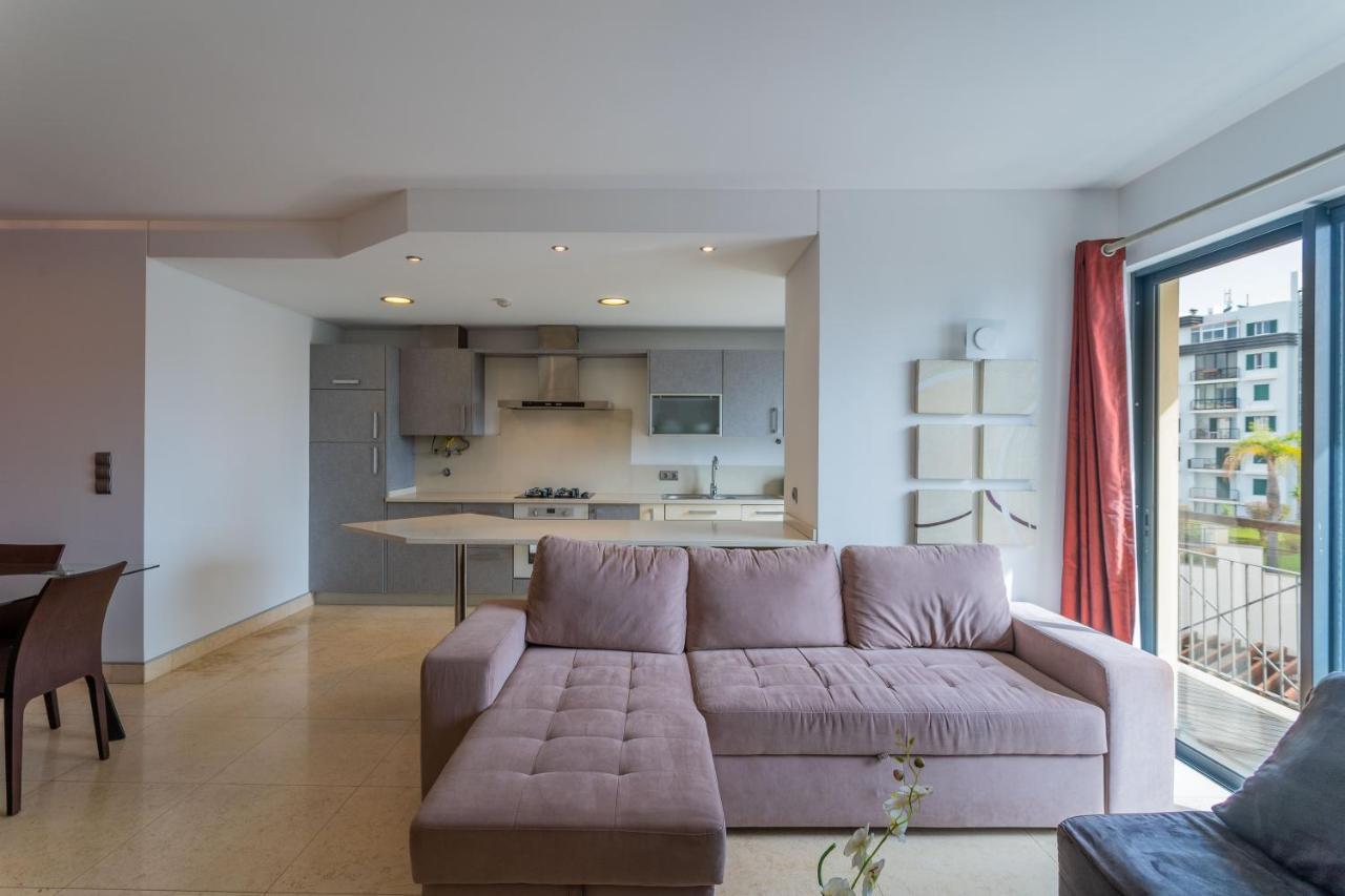 Flh Modern With Balcony Apartment