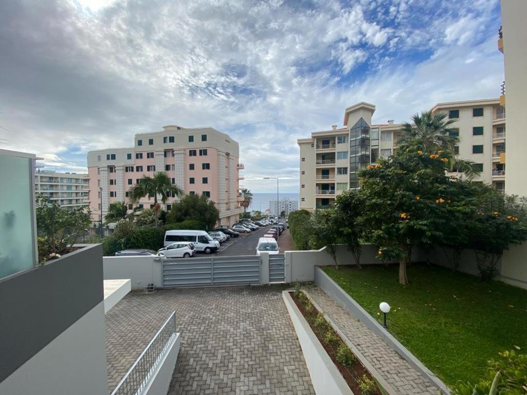 Elephant 2br With Terrace, Side Sea View And Pool Access * Funchal (Madeira)