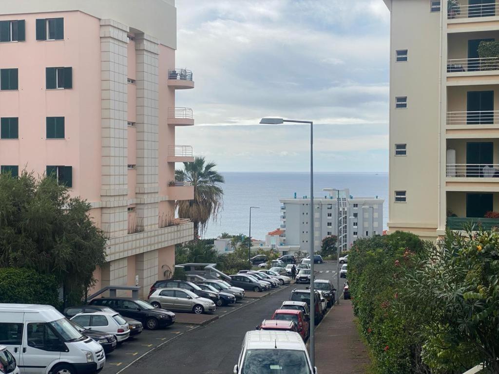 Elephant 2br With Terrace, Side Sea View And Pool Access Funchal (Madeira)