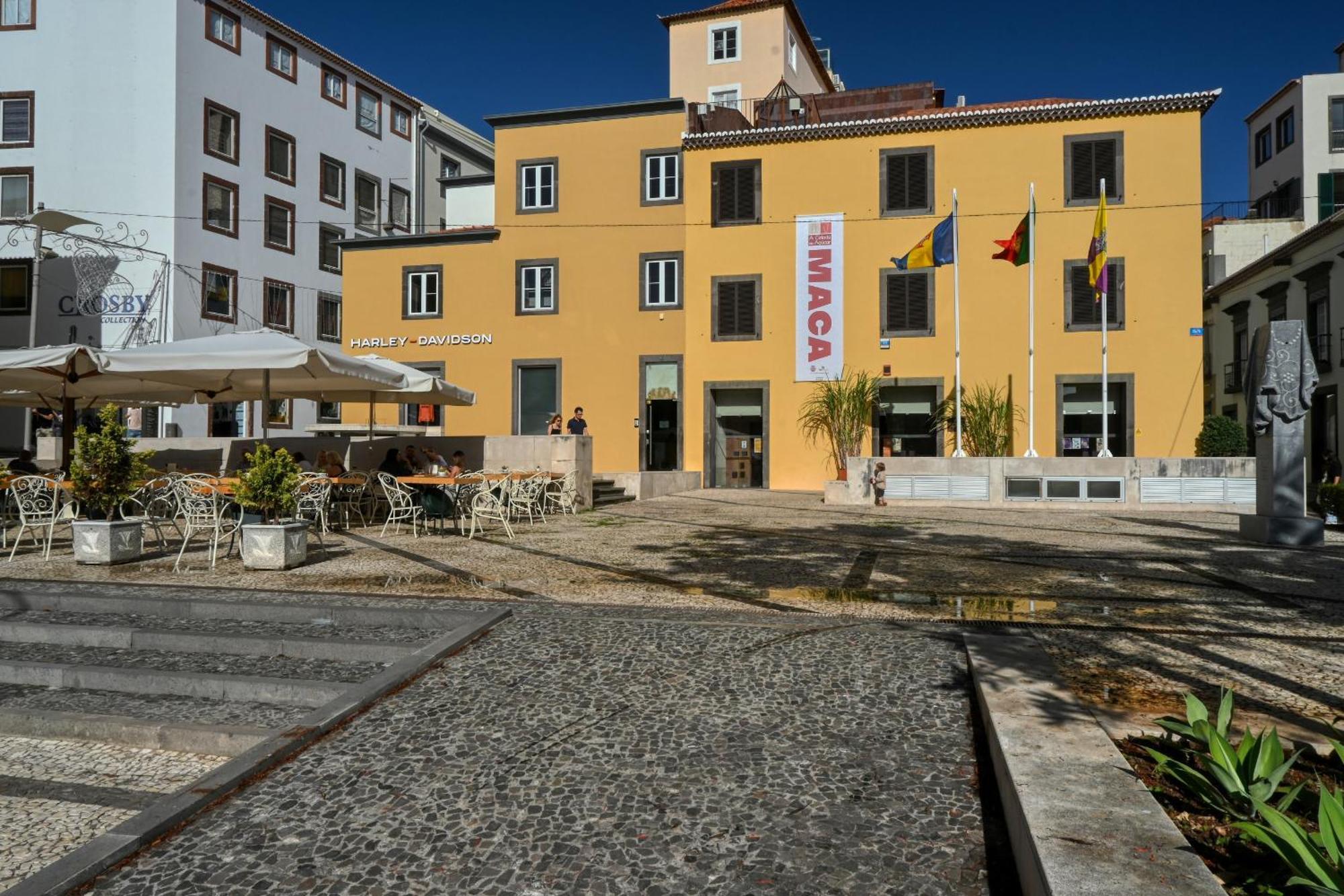 Colombo Square, A In Madeira * Funchal (Madeira)