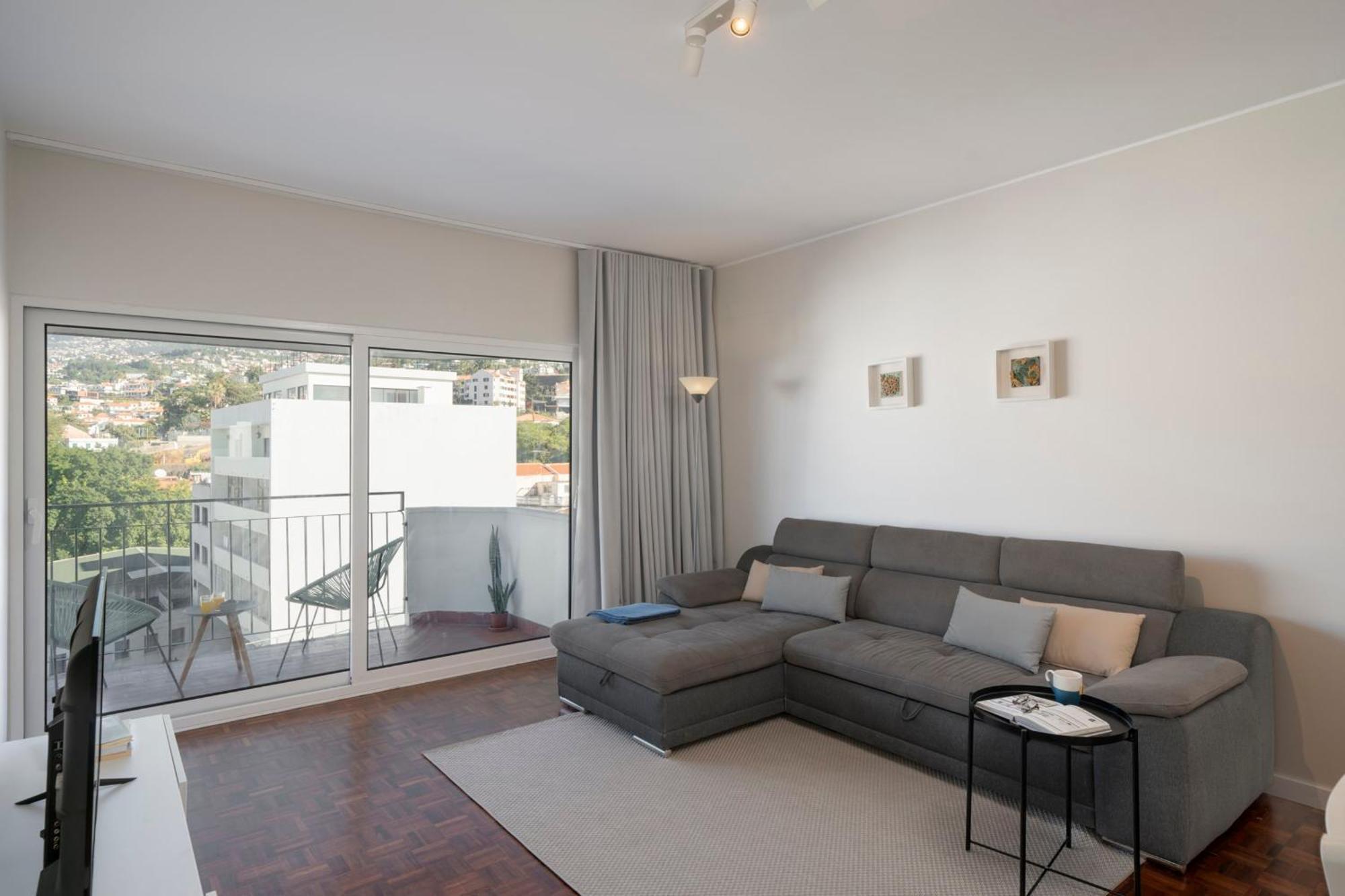 Jaime Moniz By An Island Apartment *
