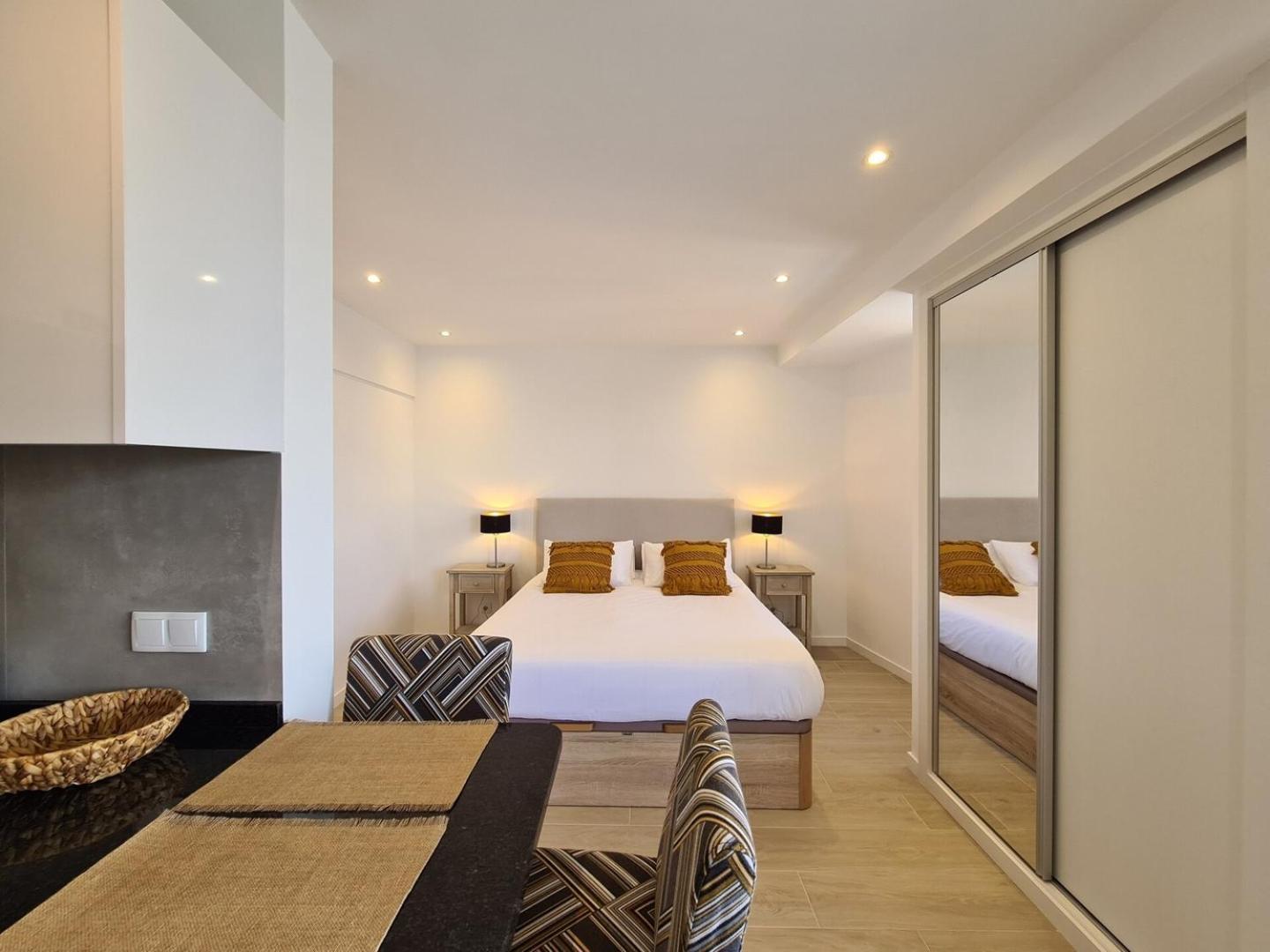 Apartment Step To The Sea 4 *