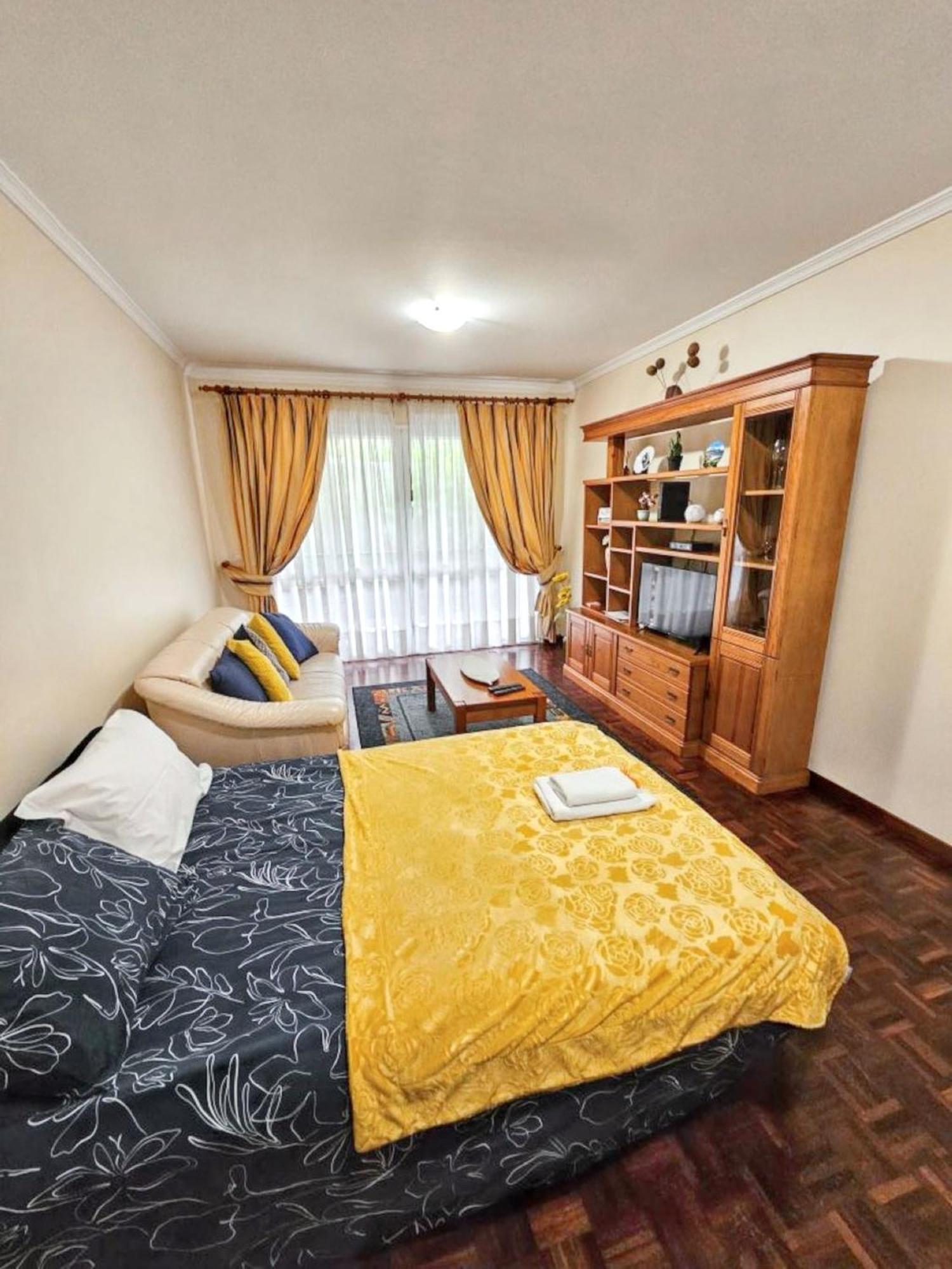 Charming In With Balcony And View Apartment *