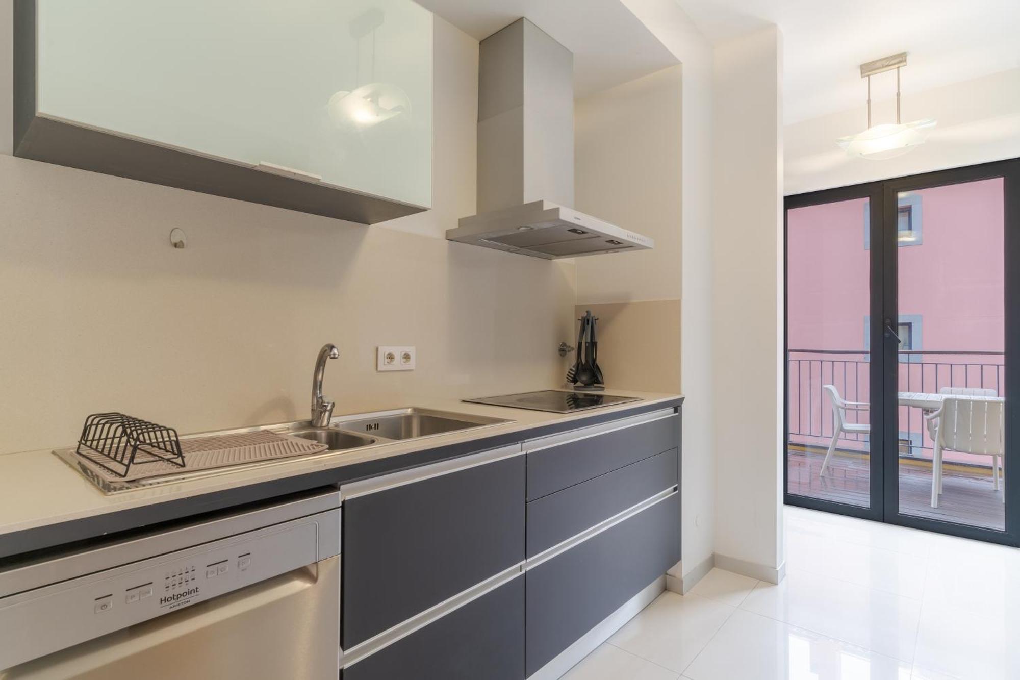 Living Bx In Center Apartment *