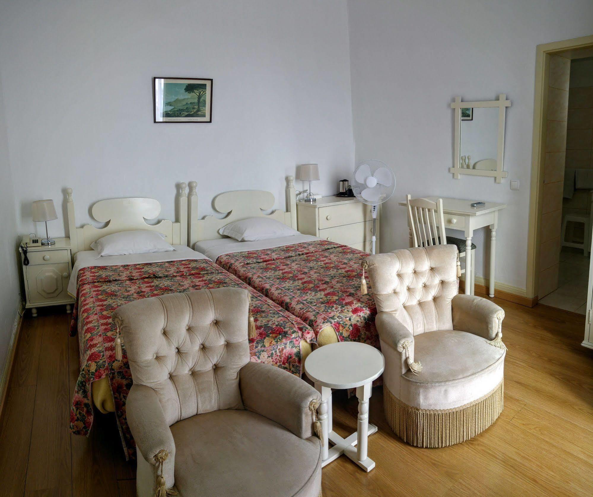 Pensao Residencial Teresinha Guest house