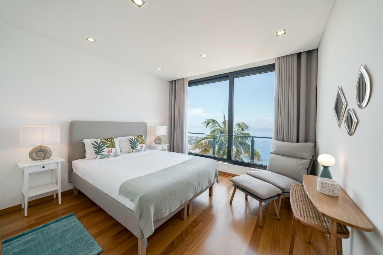 Papagaio By An Island Villa Funchal (Madeira)