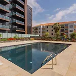 Modern 2 Bedroom Flat In Condo With Swimming Pool