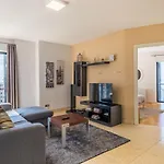 Modern Apartment Next To Forum Shopping, Near The Sea, Free Parking And Wifi