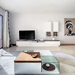 Deluxe Living By Lovelystay