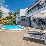 Ample Villa With Pool And Gorgeous Ocean View