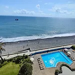 By The Beach & Pool Apartment