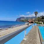 By The Beach & Pool Apartment