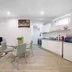 Pena Apartments B By Mth
