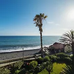Tranquil Beachside Stay - Atlantic Gardens Beach