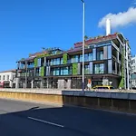 Chic Two-Bedroom En Suite In Central Town - Savoy Residence