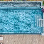 Infinity Pool & Private Garden Oasis At Savoy Insular