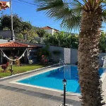 Beautiful 1-Bed Apartment In Funchal Madeira