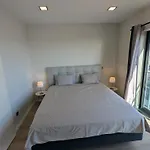 Top-Floor One-Bedroom Flats - Peaceful With Ocean And City Views