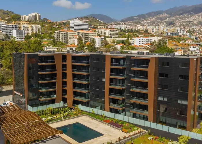 Modern 2 Bedroom Flat In Condo With Swimming Pool