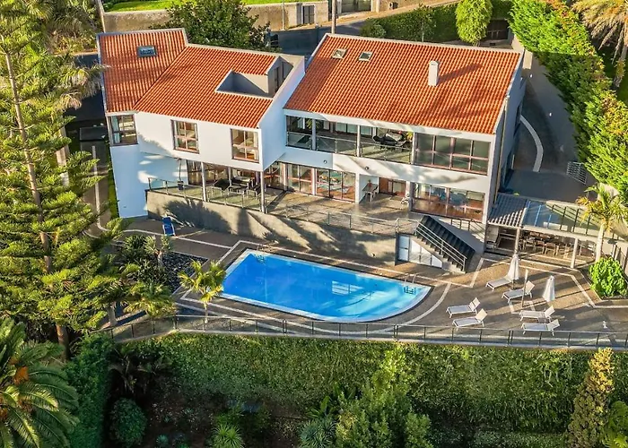 Ample Villa With Pool And Gorgeous Ocean View