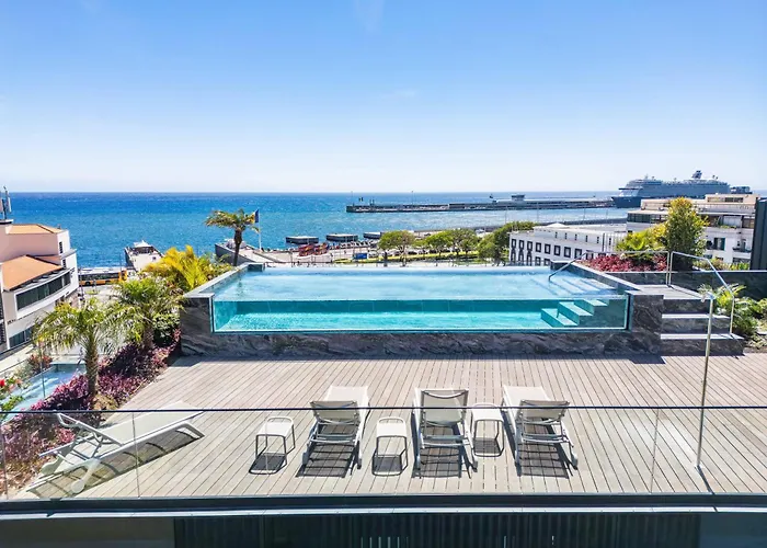 Infinity Pool & Private Garden Oasis At Savoy Insular
