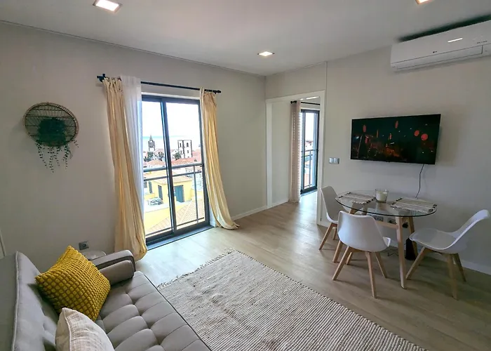 Top-Floor One-Bedroom Flats - Peaceful With Ocean And City Views