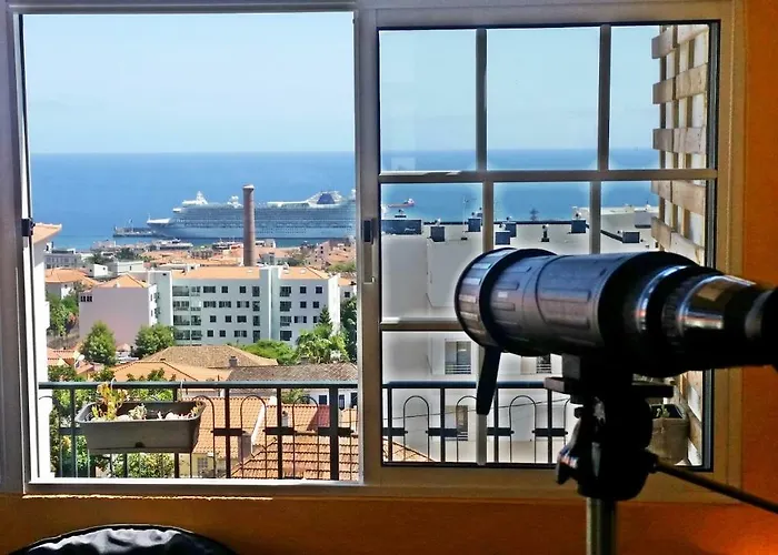 Top Floor With Balcony In Funchal
