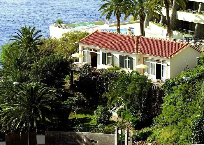 Comfortable Bungalow In Funchal With Sea View