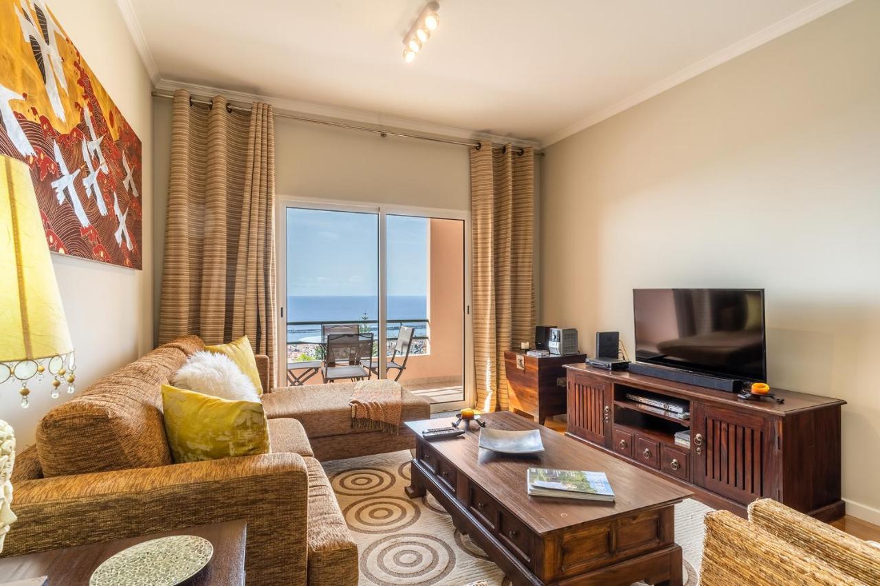 Apartment Stylish With Balcony And Amazing Views Over And The Sea *
