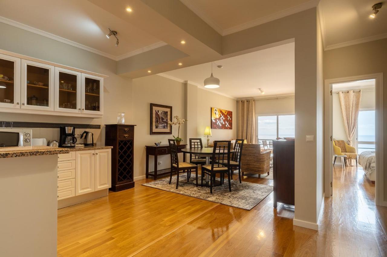 Stylish With Balcony And Amazing Views Over And The Sea *