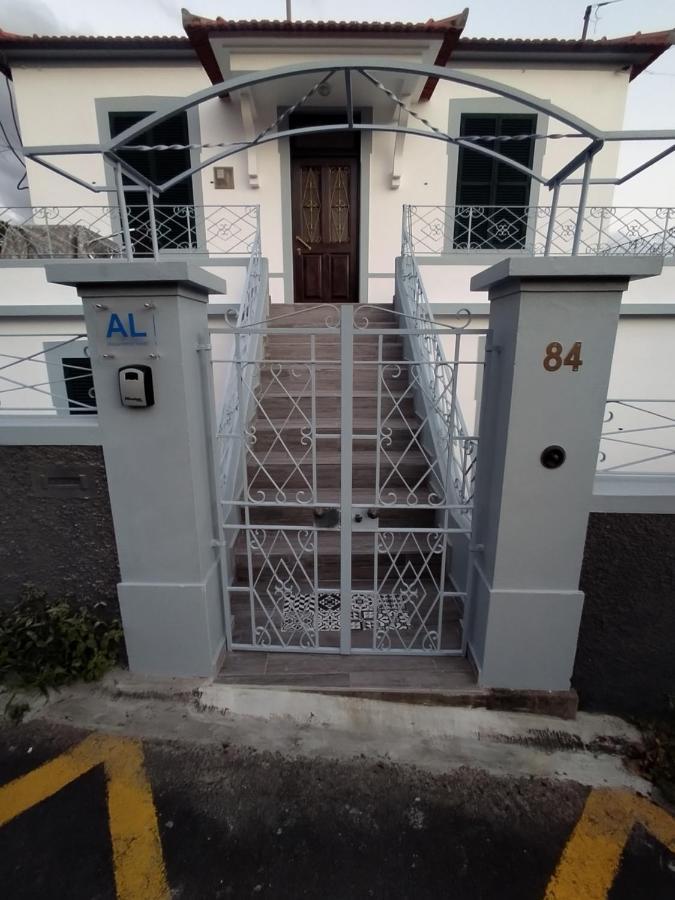 Bus Stop House 84 * Funchal (Madeira)