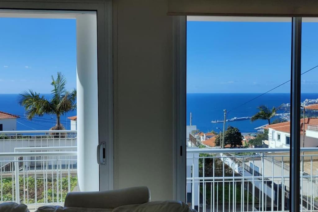 Madeira Mit Blick Auf Den Hafen * Funchal (Madeira)
