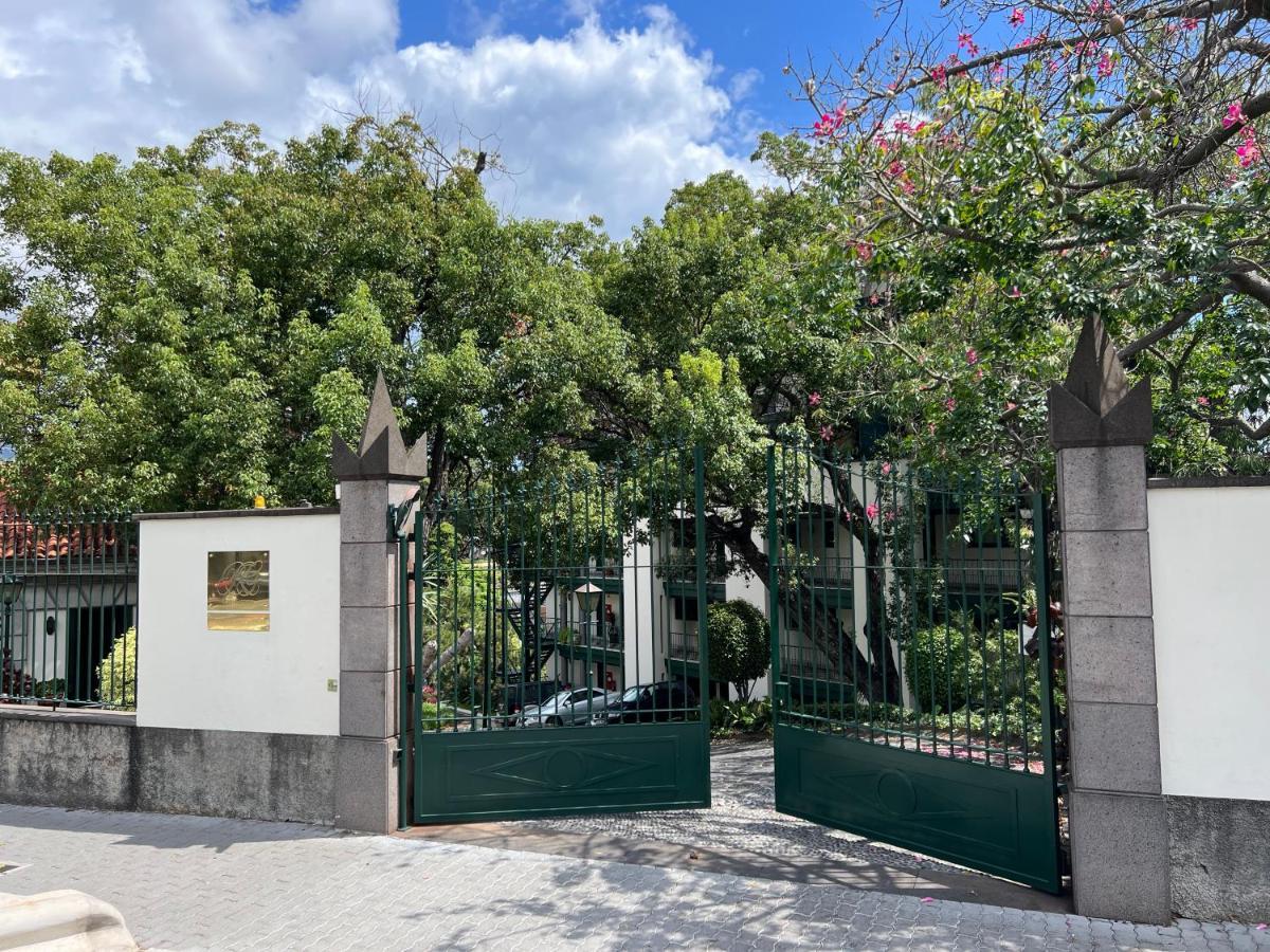 Luxury Oceanfront At Reid's Gardens Apartment