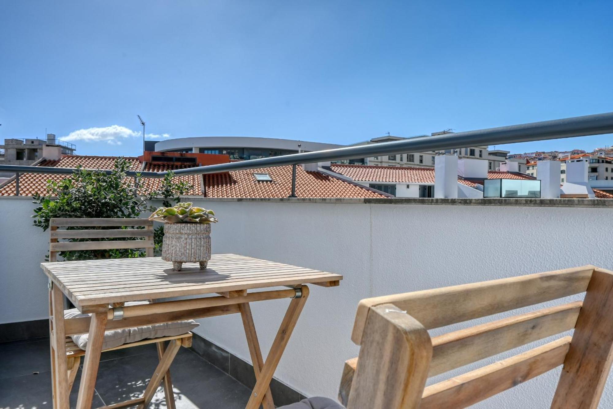 Beco Santa Emilia 4o, A In Madeira *