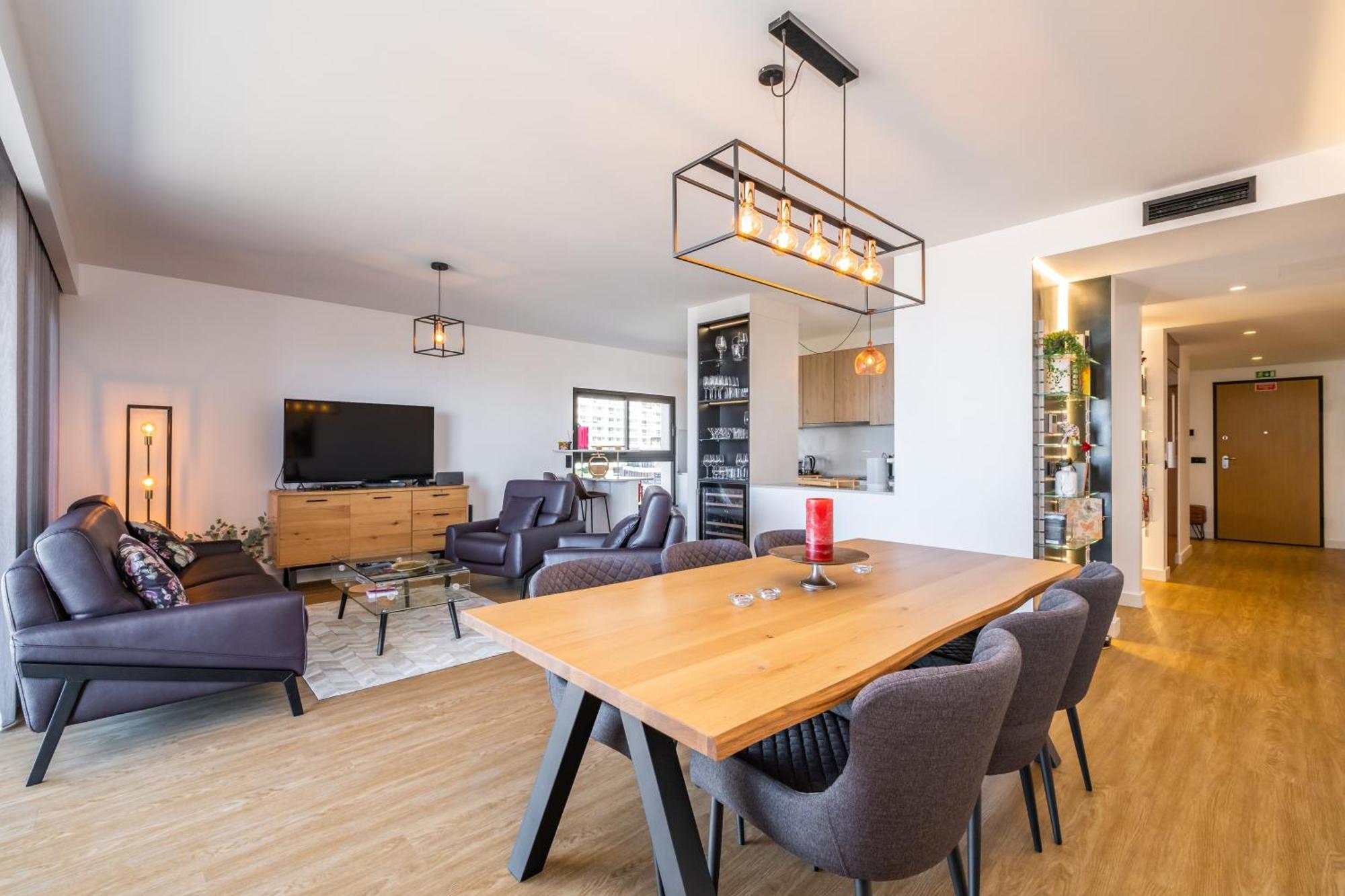 Skyview Penthouse By Mhm *