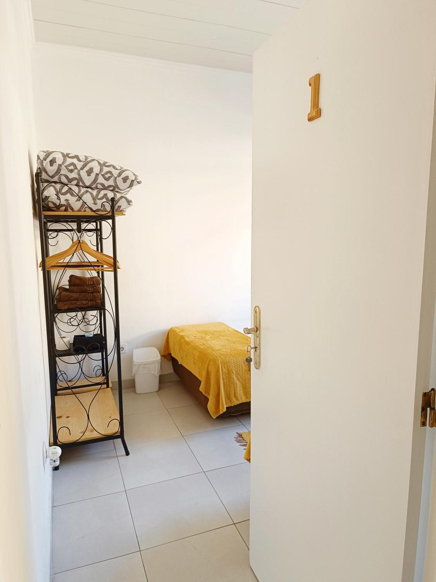 & Flower - Private Bedrooms Pensiune