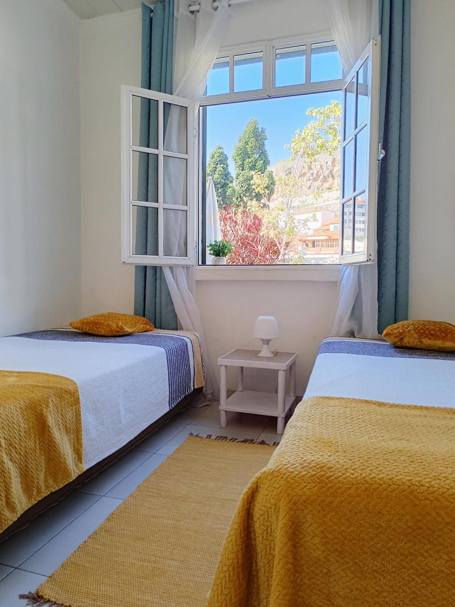 & Flower - Private Bedrooms * Funchal (Madeira)