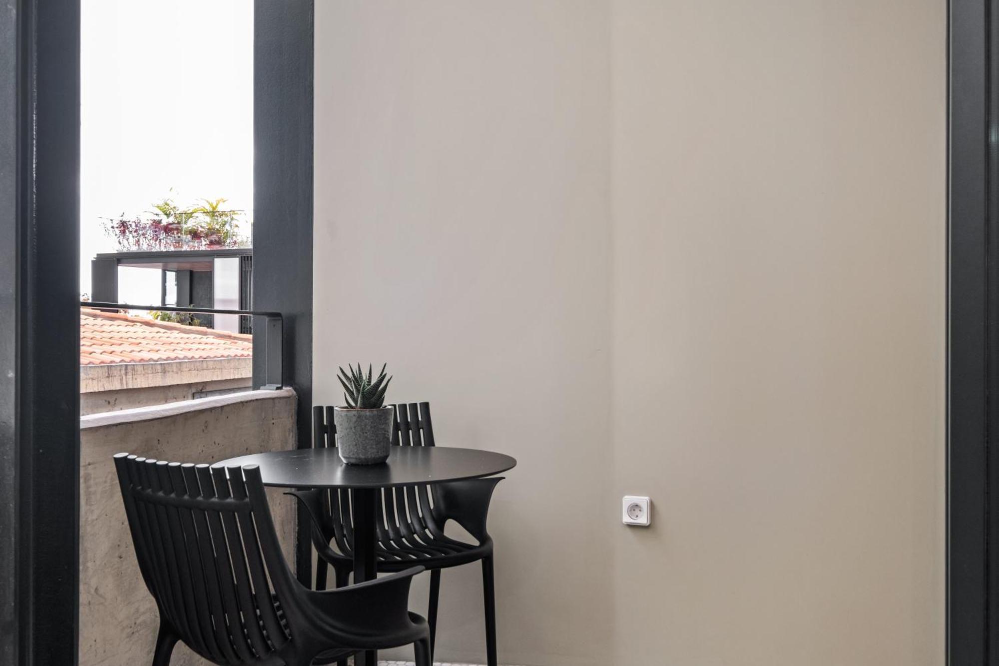 Terrace, Grill & Infinity Pool At Savoy Insular Apartment