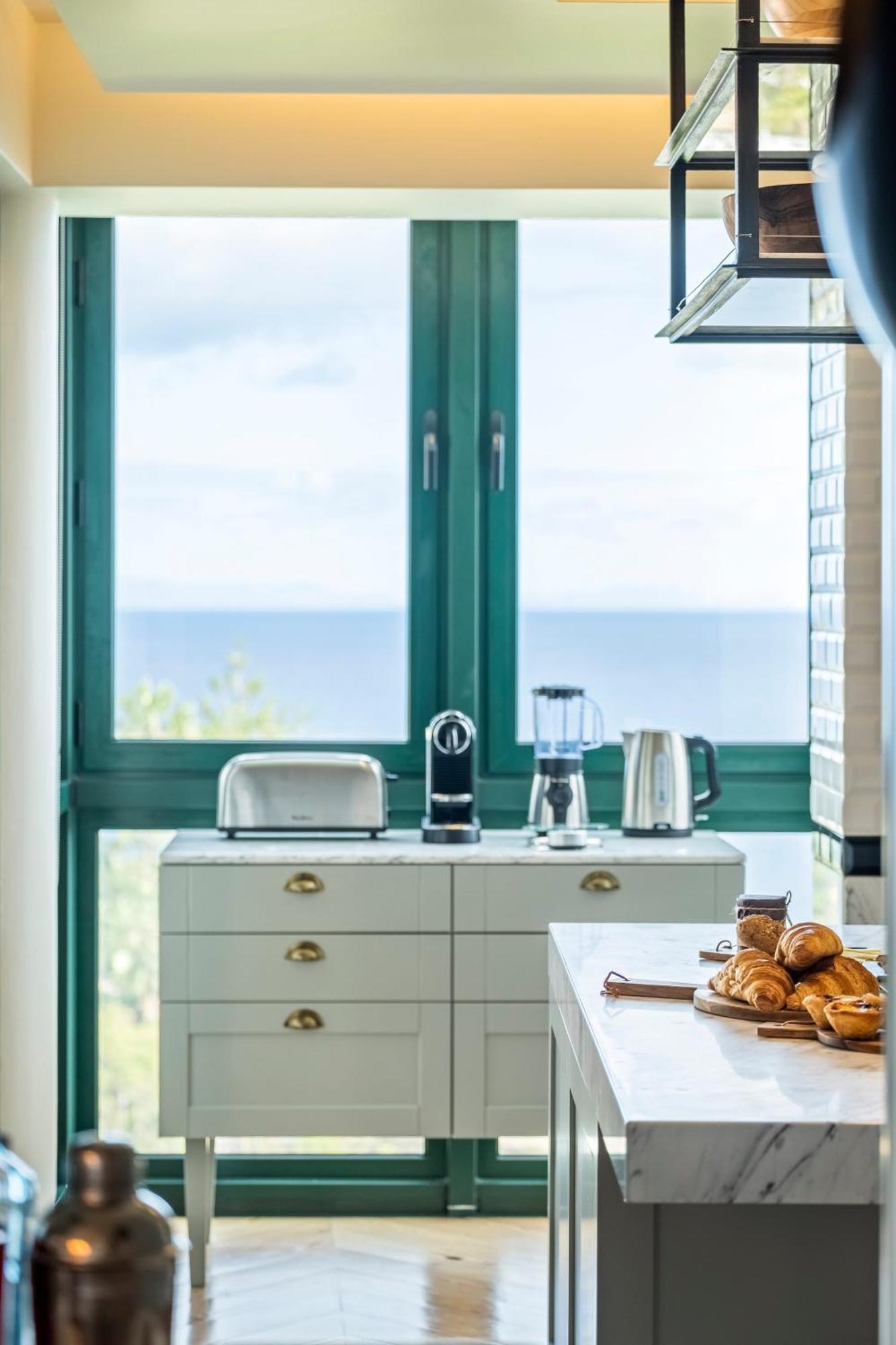 Apartment Luxury Oceanfront At Reid's Gardens