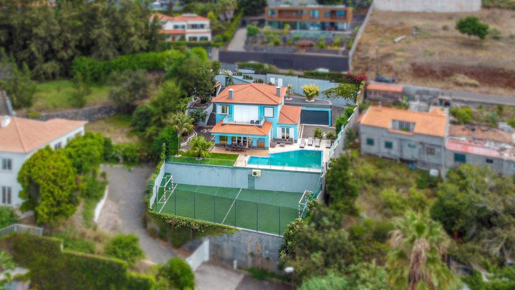 Loureiro Palace With Soccer Field Vilă