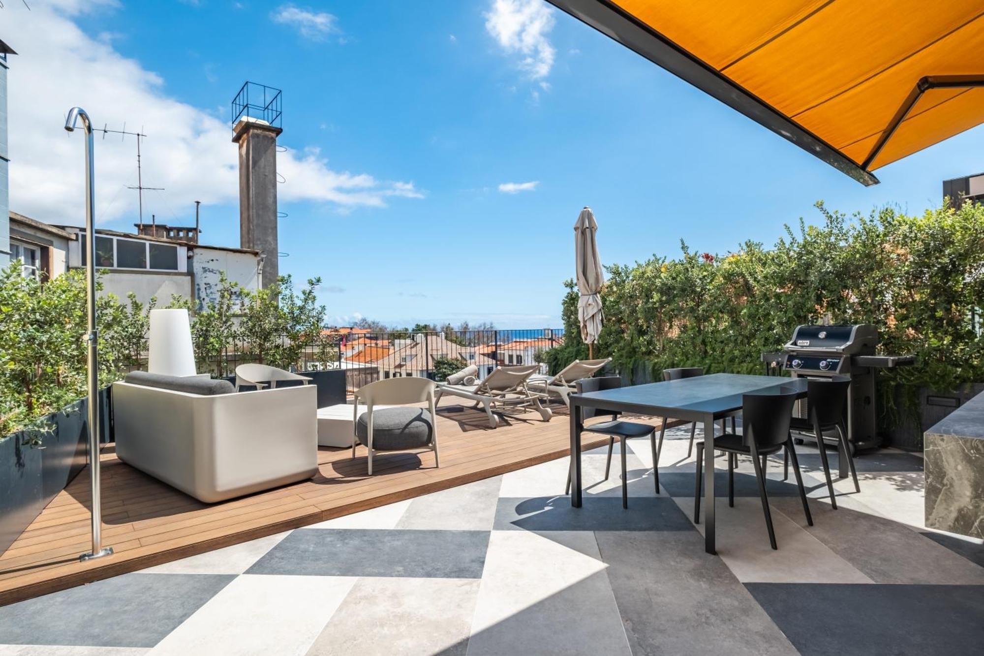 Terrace, Grill & Infinity Pool At Savoy Insular Apartment