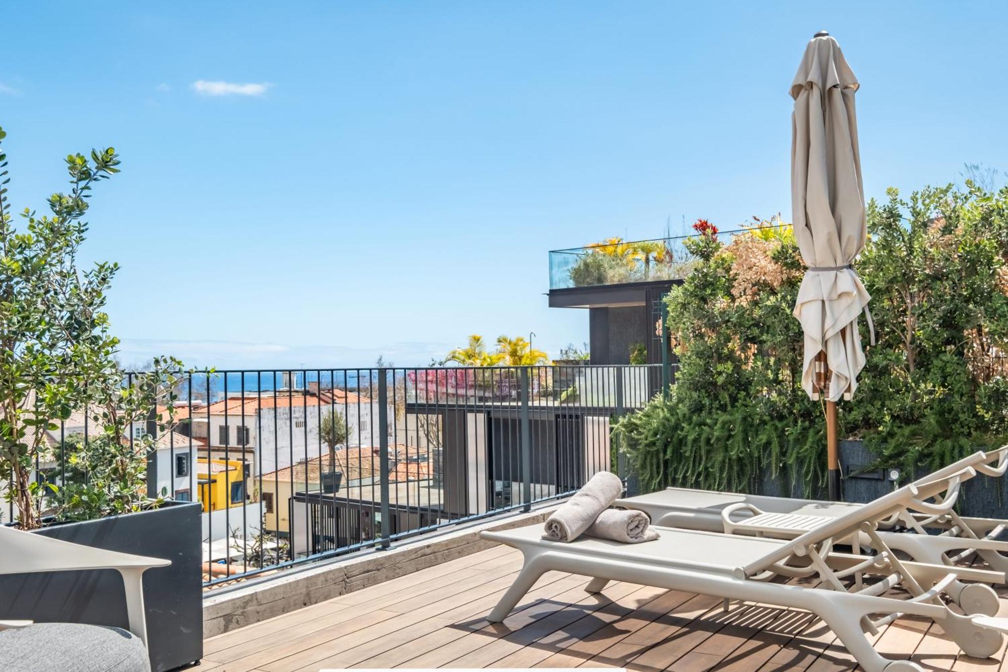 Terrace, Grill & Infinity Pool At Savoy Insular Apartment